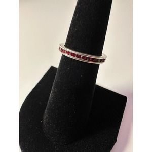Sterling Silver 925 ring, surrounded by red semi precious stones 6.5 2.0g  #607